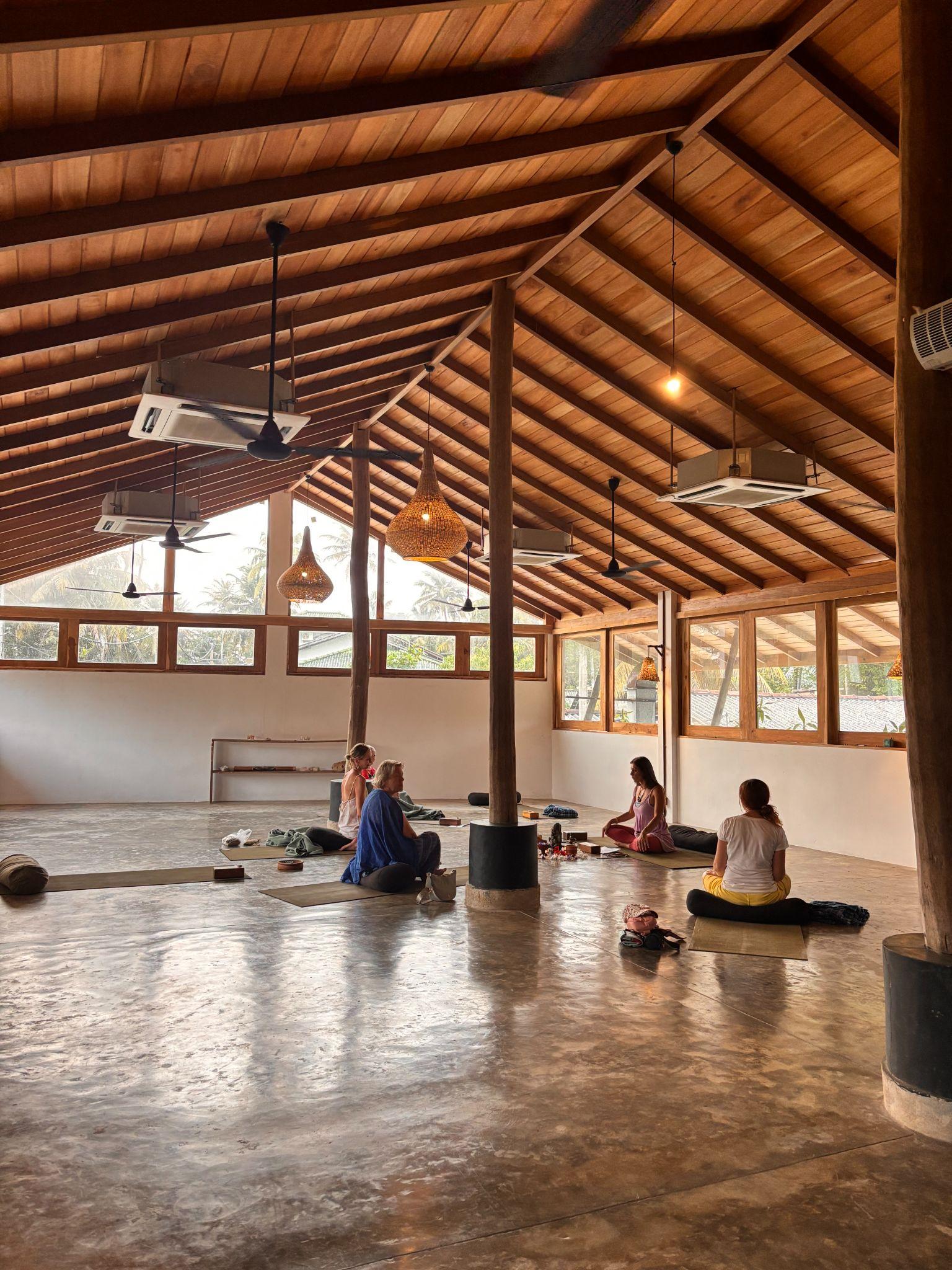 La shala yoga in legno del Nuga House