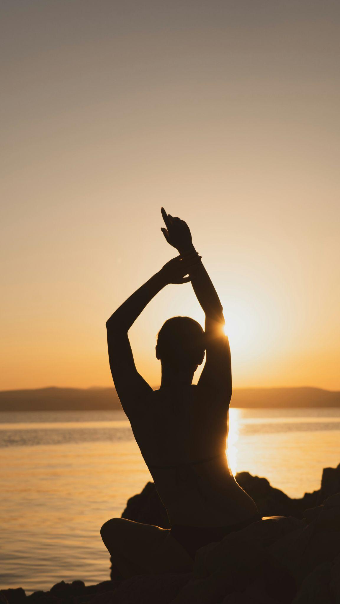 Yoga al tramonto sull'oceano
